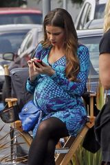 组图：《摩登家庭》片场 蓝裙索菲亚大肚仍美