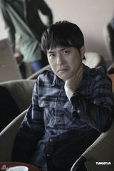 组图：范植伟跨刀助阵胡灵新歌MV 上演男男恋