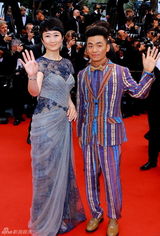 组图：戛纳开幕红毯众星争艳 深V爆乳透视美背