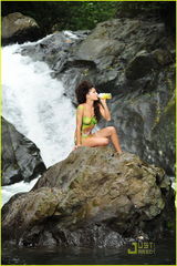 高清图：“绯闻女孩”杰西卡-斯佐尔裸身彩绘代言