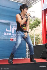 组图：汪东城摇滚风会歌迷 否认与炎亚纶有心结