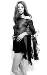 组图：“病态美”凯特-莫斯出道25年经典造型