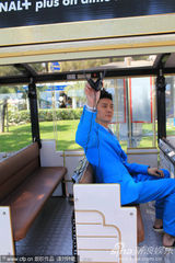 组图：冯绍峰带伤拄拐似绅士 悠闲坐观光车逛沙滩