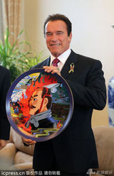 组图：施瓦辛格西安参观兵马俑 华服美女送石榴