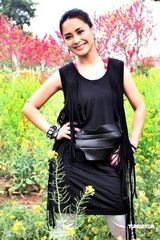 幻灯图集：阿娇桃花节热舞献唱 担心“桃花劫”