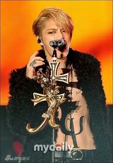 组图：JYJ金在中个唱激情 敞上衣露点显妖娆范