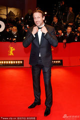 组图：德国男星默林礼服绅士 揪领结做鬼脸