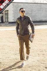 组图：李东学早春街拍 细节展现潮男风范