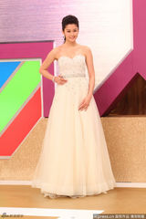 组图：TVB台庆岑丽香露香肩 挽罗仲谦小鸟依人