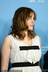 组图：柏林电影节众评委合影 梁朝伟微笑现身