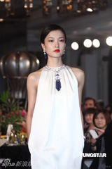 组图：超模杜鹃魅力四射 与林志玲熟络不介意比较