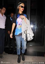 组图：蕾哈娜街拍LOOK 印花T恤搭配骨头图案包
