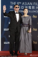 组图：章子怡前开叉裙秀蜂腰 揽王家卫笑哈哈