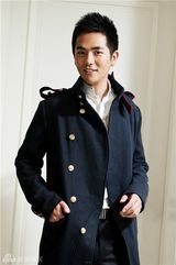 组图：张晓龙冬日温暖大片 诠释最帅礼仪指导