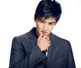 组图：张天霖开年写真曝光  深情电眼魅力十足