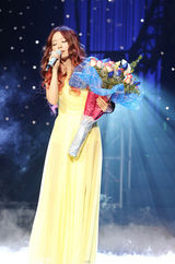 高清图：张靓颖美国开唱 火红卷发跳骑马舞性感