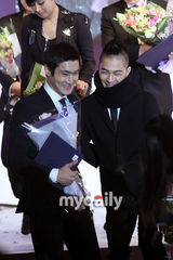 组图：SJ始源与BB太阳获大众文化奖 台上亲热拥抱