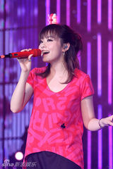 幻灯组图：张靓颖携手王铮亮唱游江苏