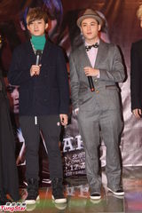 组图：MIC男团为演唱会签票 热情歌迷挤爆现场