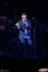 组图：李宗盛桃红衬衫开唱 称林忆莲唱得更好