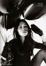 组图：梅根-福克斯登西班牙版《Vogue》玩神秘