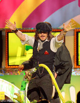 组图：约翰尼-德普儿童选择奖泼彩色颜料 童真泛滥