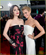 组图：美国人民选择奖红毯Max戴琳斯秀雪白F乳