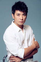 组图：保剑锋最新写真 展干练睿智侦探风格