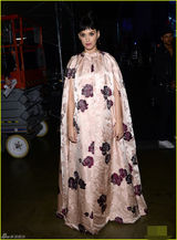 组图：水果姐长袍加身扮公主 花朵满身似床单