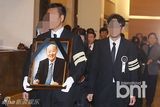 组图：韩国老牌演员朴容植出殡 生前好友送行