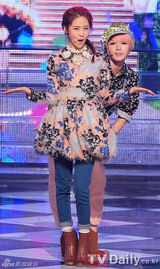 组图：韩团少女时代露小蛮腰 新曲打榜三连冠