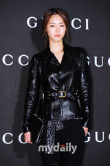 组图：韩彩英大红裙站台十足抢镜 申世京低胸性感