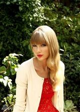 组图：泰勒-斯威夫特金发红裙小秀别样风情