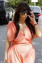 组图：金-卡戴珊粉红透视连衣裙出街前凸后翘