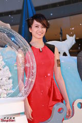 组图：梁咏琪红裙亮相优雅妩媚