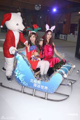 组图：弦子粉嫩薄沙滑冰秀性感 豆花妹再现村姑装