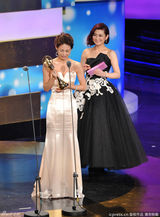 组图：纳豆金钟颁奖说漏嘴下跪谢罪 Selina安抚