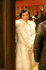 组图：霍思燕《精武风云》妆容清丽 旗袍显曲线