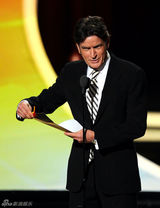 组图：艾美奖现场 查理-辛担任颁奖嘉宾妙语如珠