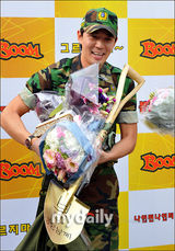 组图：韩国艺人Boom退伍 SJ成员与朴宰范等到场祝贺