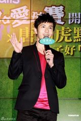 幻灯图：黄晓明赞Angelababy(杨颖)不避嫌 大方承认上海看电影