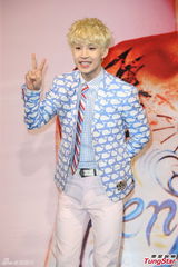 组图：Henry出专辑会粉丝 陪“老婆”过情人节