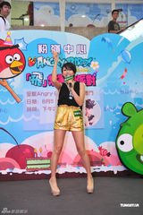 组图：钟舒漫化身雀鸟训练员 感叹不如鹦鹉会模仿