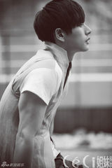 高清组图：朴海镇拍时尚杂志大片 反射蔚蓝