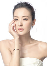 组图：朱虹白色抹胸长裙  甜美迷人落落大方