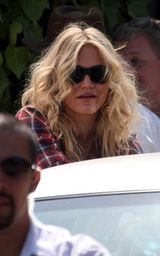 幻灯：卡梅隆-迪亚兹新片热拍 露脐装热裤秀身材