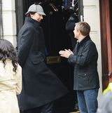 组图：卷福现身《夏洛克》片场标志风衣引围观