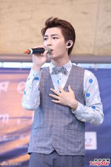 组图：炎亚纶视周杰伦为贵人 与初恋女友话题多