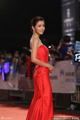 组图：邱泽绯闻女友李毓芬红裙艳丽 力拼郭雪芙