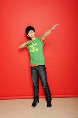 组图：胡夏《当代歌坛》写真曝光 表情斯文经典